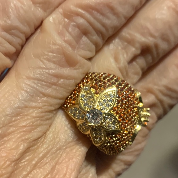 Simulated red and white diamond ring with flowers - Picture 4 of 7